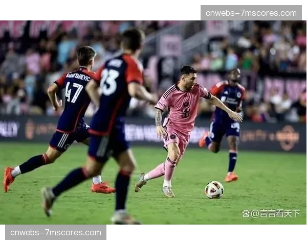 赛后更衣室：梅西为迈阿密国际上演帽子戏法后，与少年时期偶像小罗视频通话